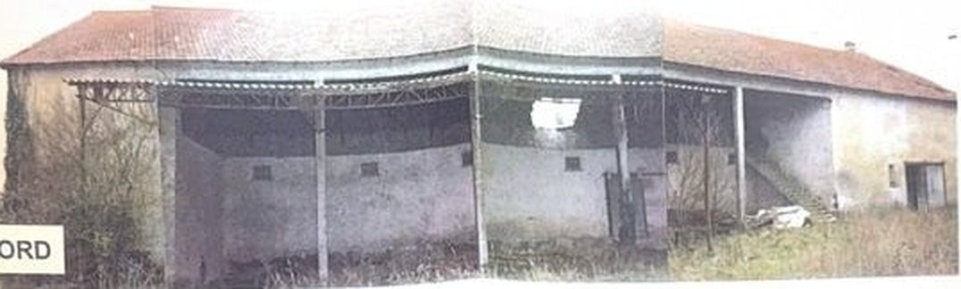Avant rénovation : la façade nord du gîte de groupe et ses hangars ouverts
