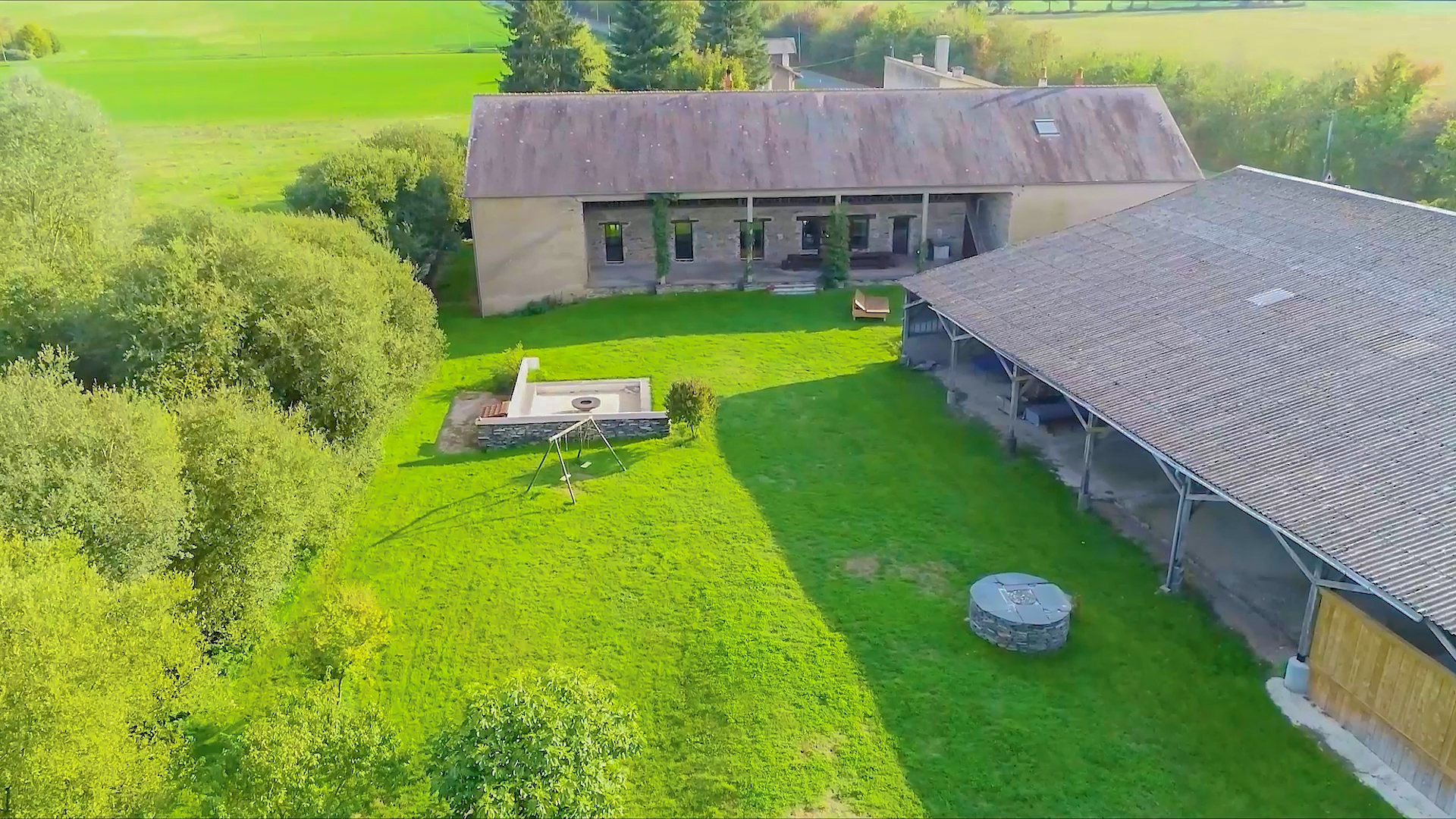 Le gîte vu du ciel : la longère en schiste, le jardin clos de 9 700 m², le brasero et le hangar