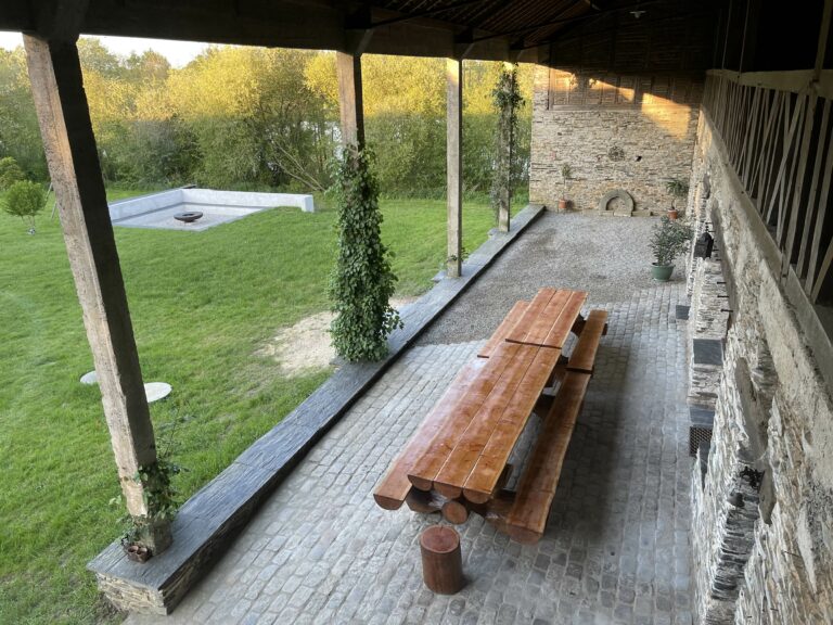 Le patio couvert le long de la longère
