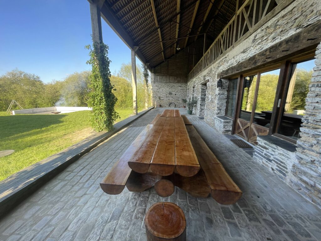 Le patio couvert du gîte de groupe, avant votre demande de devis
