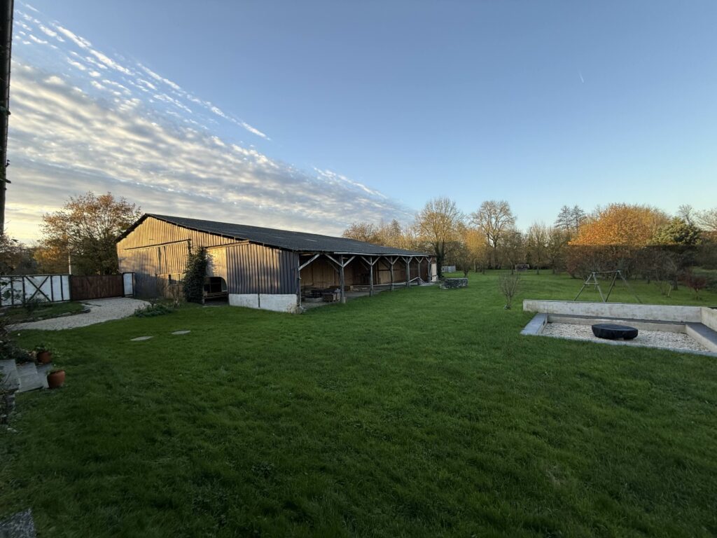 Le jardin et le hangar au coucher du soleil – photo du gîte de groupe