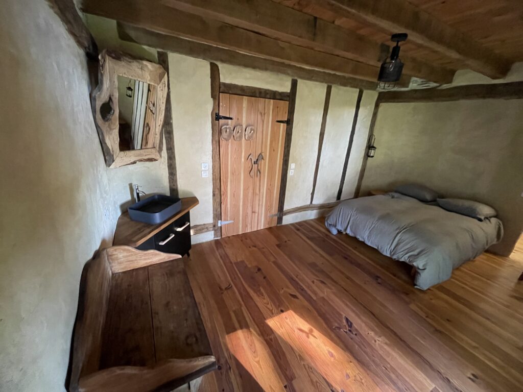 Chambre 2 : lit double, parquet et lavabo privatif
