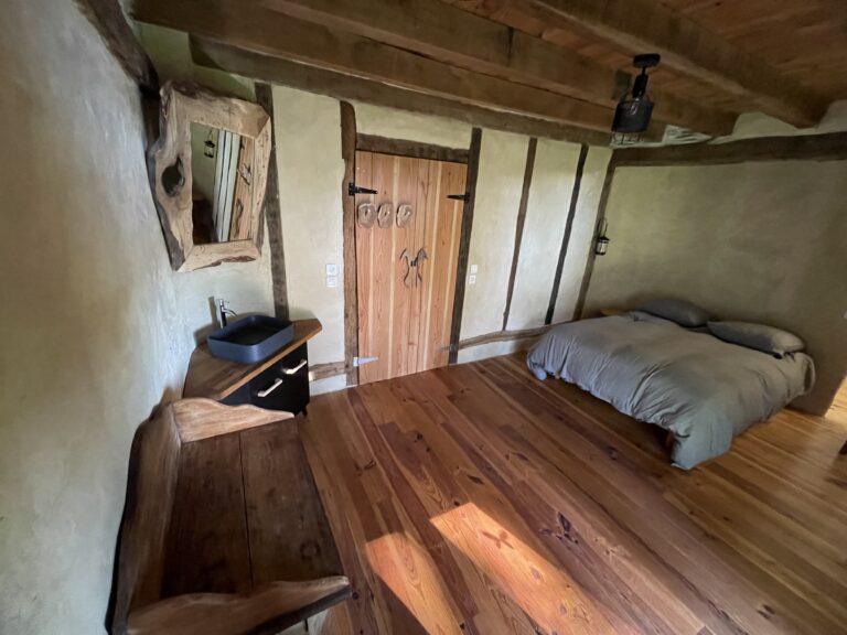 Chambre 2 : lit double, parquet et lavabo privatif