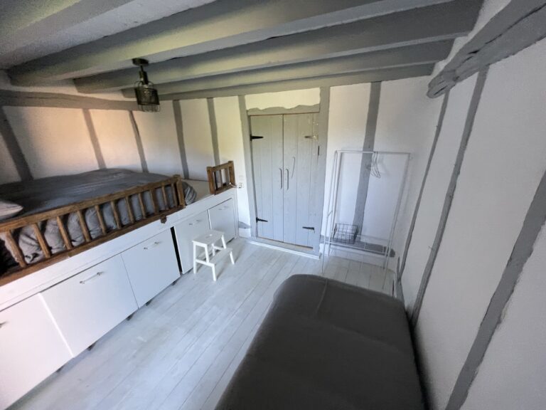 Chambre 4, la chambre blanche : lit double et lit simple en hauteur