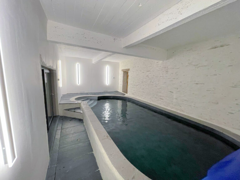 Piscine intérieure chauffée entre 26 et 28 °C