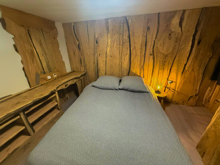 Chambre 6, dans la cabane : lit double et long bureau en bois brut
