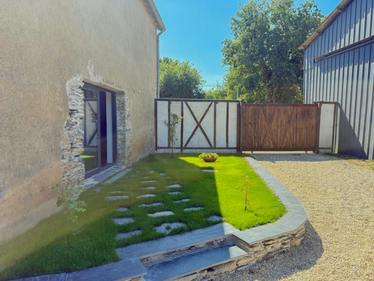 Cour intérieure avec pas japonais et portail en bois